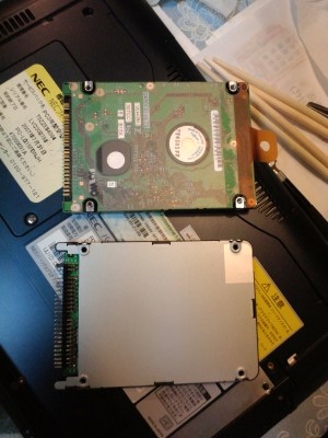 取り出した HDD と取り付ける SSD